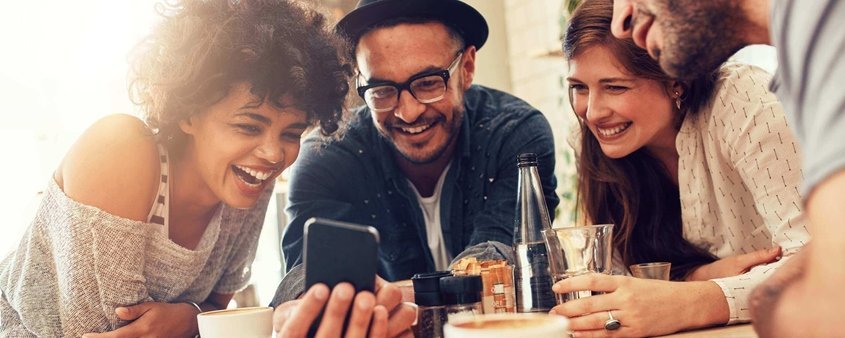Junge Menschen schauen gemeinsam auf ein Smartphone