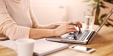 AdobeStock_142907643_Frau am Laptop