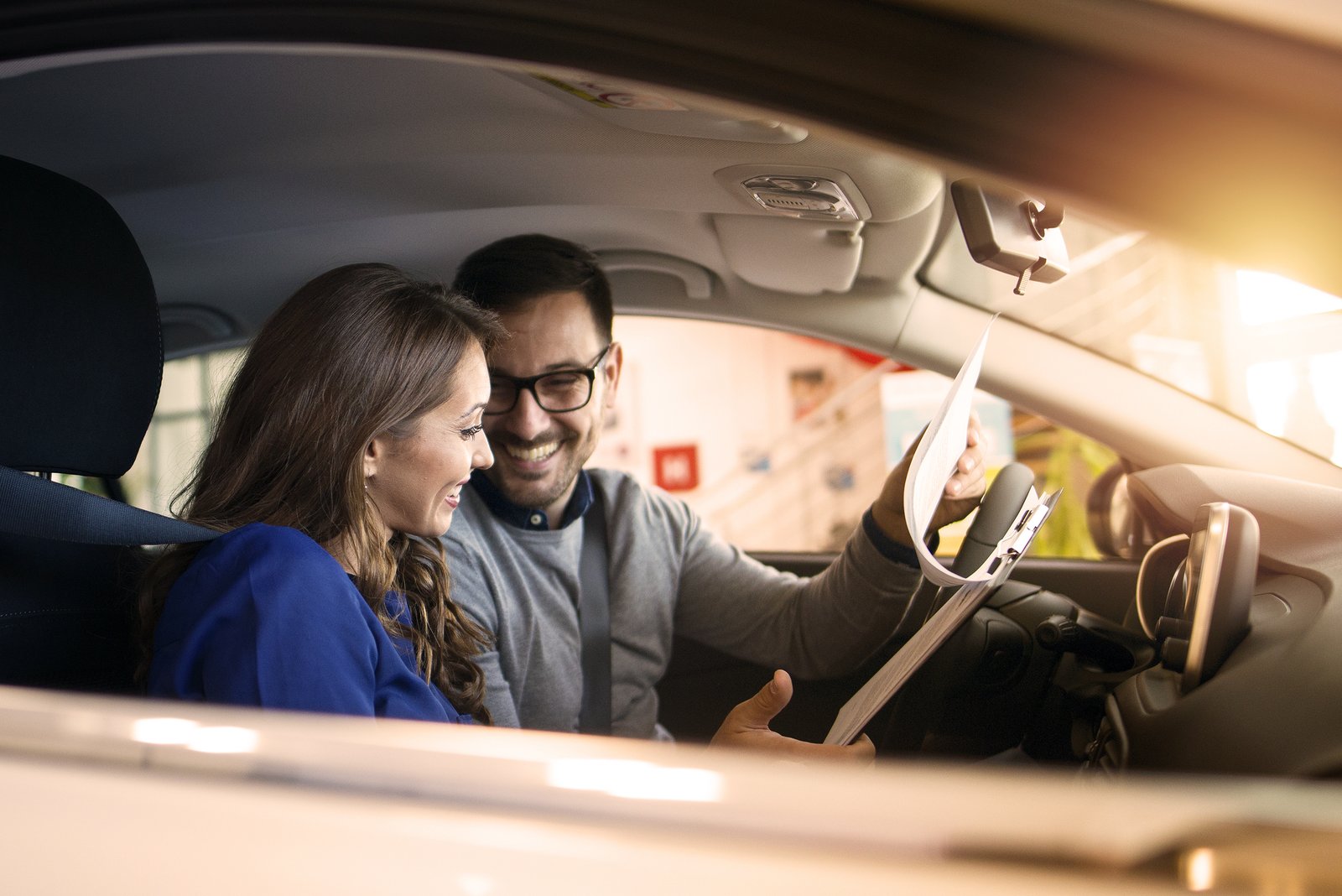 Paar kauft ein Auto
