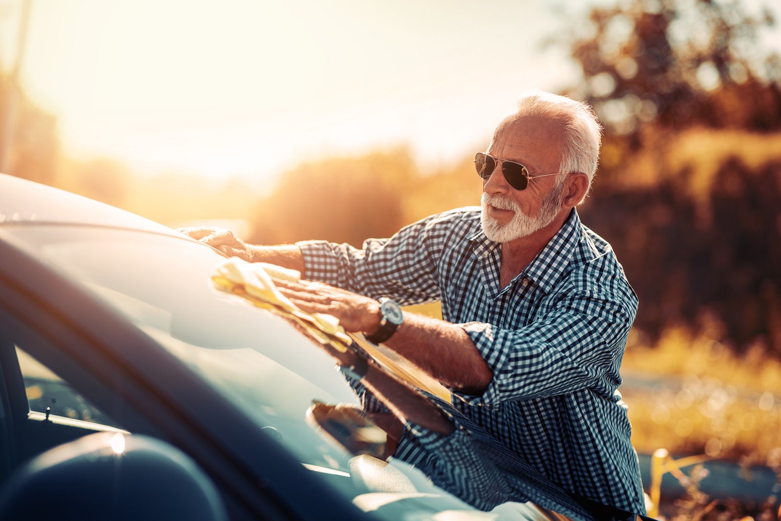 AdobeStock_251908429_Senior wäscht Auto