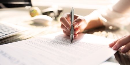 AdobeStock_284446109_Vertrag unterschreiben