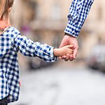 Mann nimmt eine Frau bei der Hand